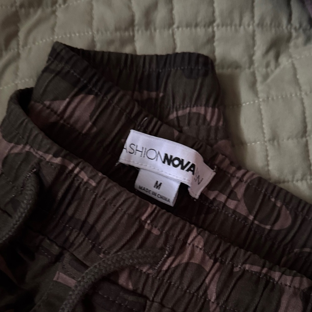 Fashion Nova Green Camouflage Cargo Pants - Picture 2 of 4